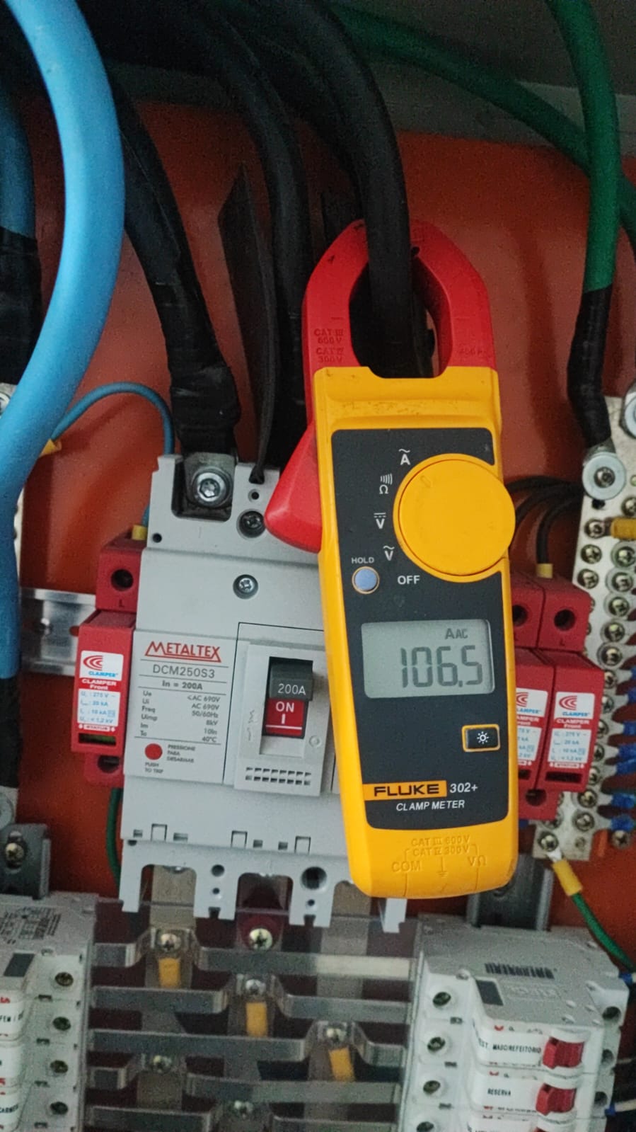 Monitoramento de Carga e Balanceamento de Fases em Disjuntores de Alta Potência