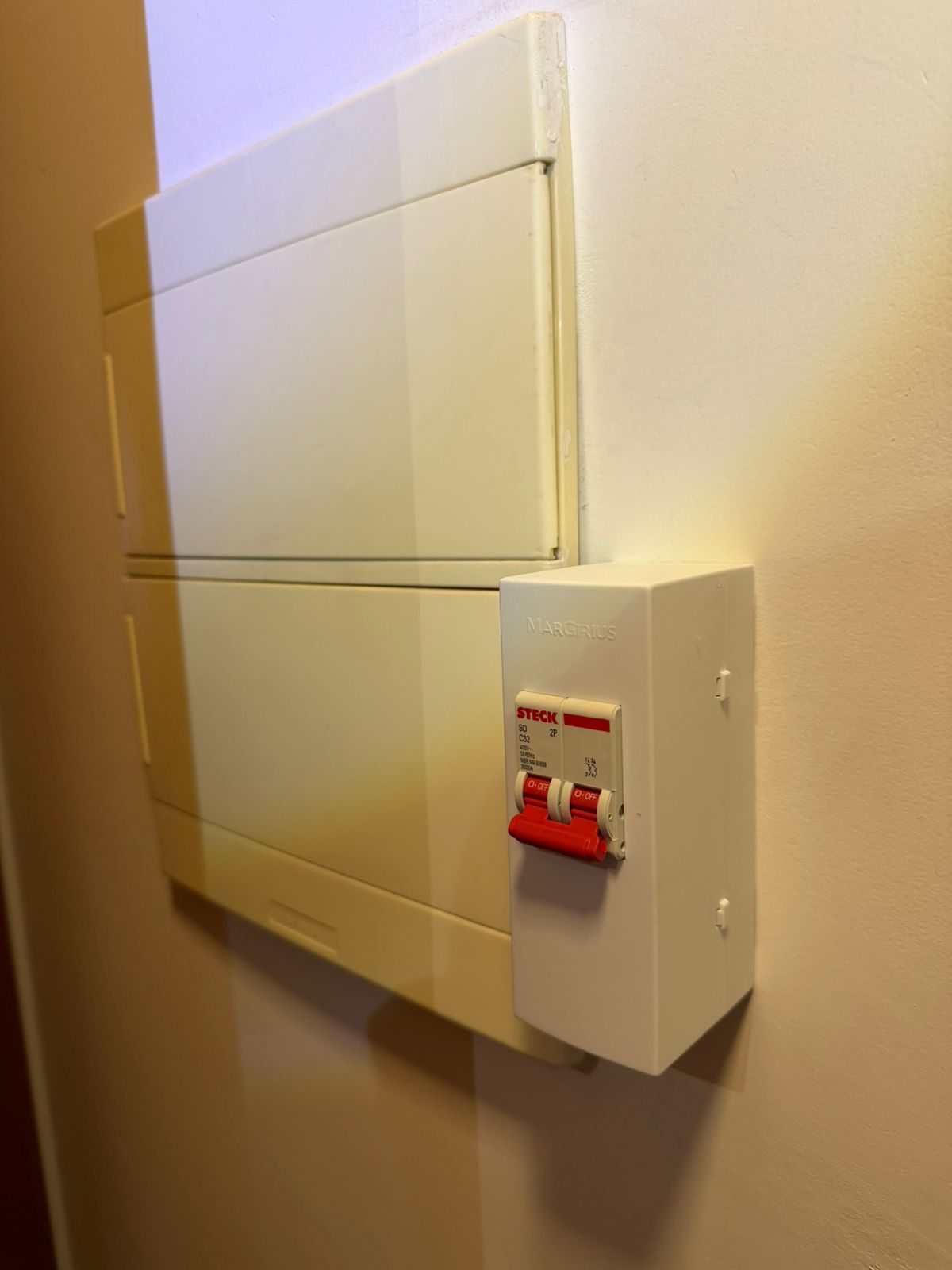 Instalação de Disjuntor Geral em Invólucro Externo