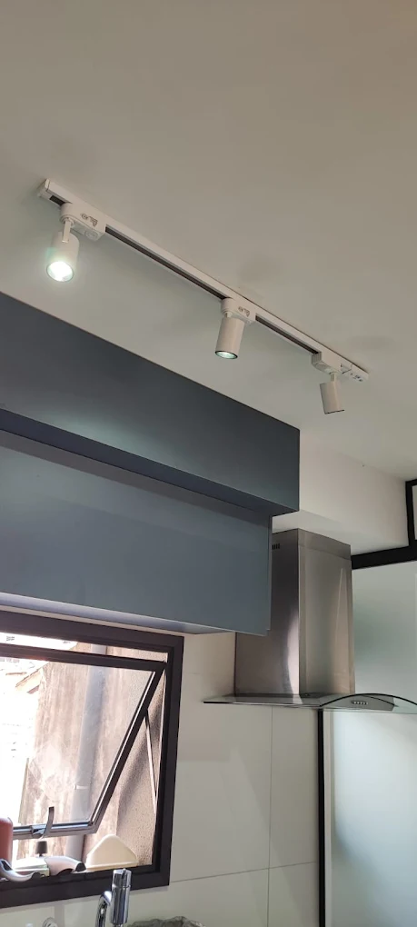 Instalação de Trilho Eletrificado com Spots